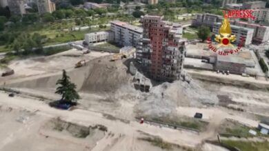 Napoli: crollo Vela Rossa a Scampia, il sorvolo dei droni dei vigili del fuoco