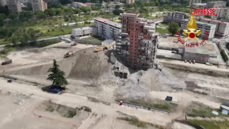 Napoli: crollo Vela Rossa a Scampia, il sorvolo dei droni dei vigili del fuoco