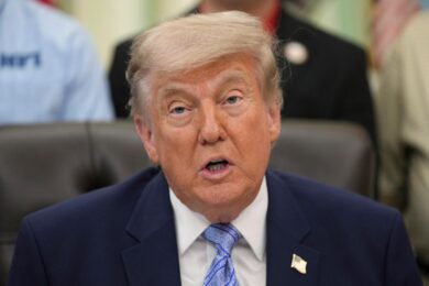 Iran, Trump: “Ci assicureremo che Teheran non abbia l’atomica o dovremo essere drastici” – La diretta