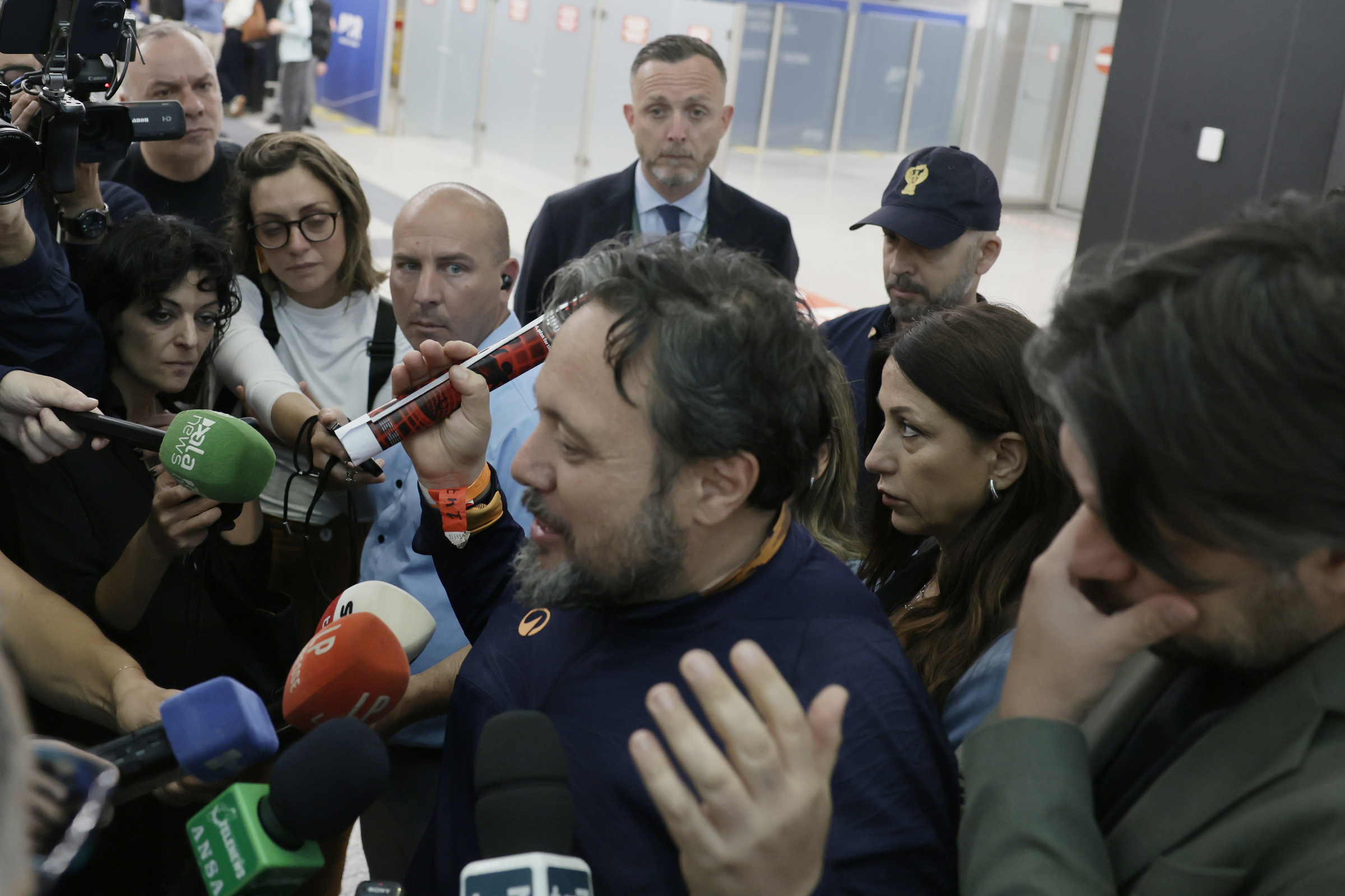 Flotilla, gli italiani rientrati Carotenuto e Mantovani: “Picchiati selvaggiamente e tenuti in catene”
