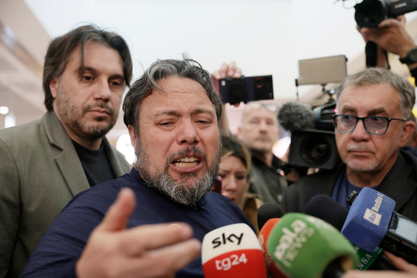 Flotilla, Carotenuto e Mantovani rientrati a Fiumicino: “Picchiati selvaggiamente e tenuti in catene” – La diretta