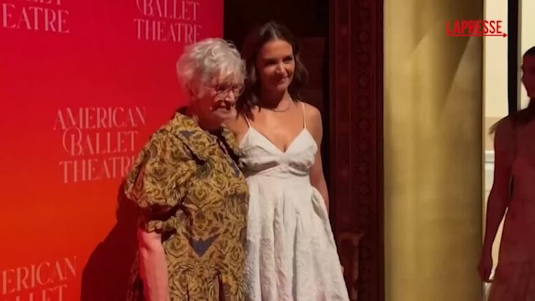 Katie Holmes premiata dall'American Ballet Theatre, l'attrice sul red carpet con la madre