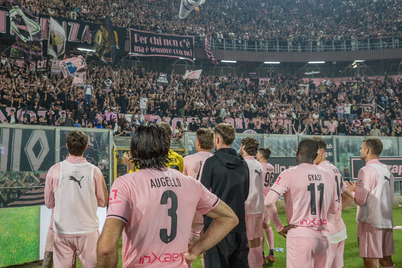 palermo catanzaro rissa in tribuna cosa 232 successo da Lapresse.it palermo catanzaro rissa in tribuna cosa 232 successo