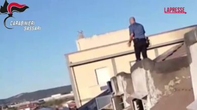 Olbia, donna in bilico sul tetto minaccia di buttarsi: il salvataggio dei carabinieri