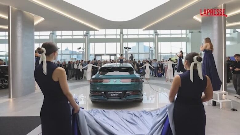 Denza (BYD) inaugura a Bologna il primo showroom in Italia
