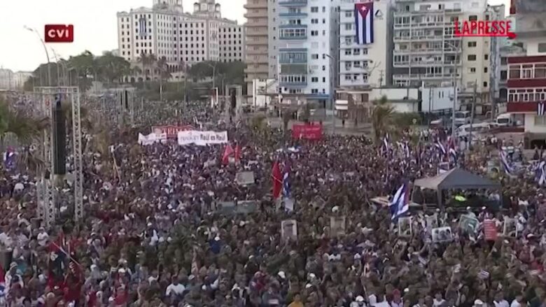 Cuba, centinaia di persone all'Avana a sostegno di Raul Castro: le immagini della manifestazione