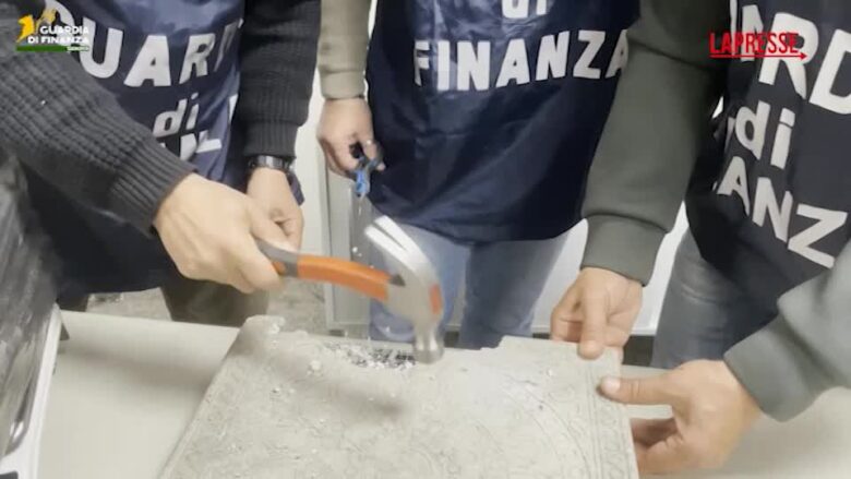 Genova, droga nascosta nelle mattonelle: sequestrati 11 kg di cocaina pura e hashish
