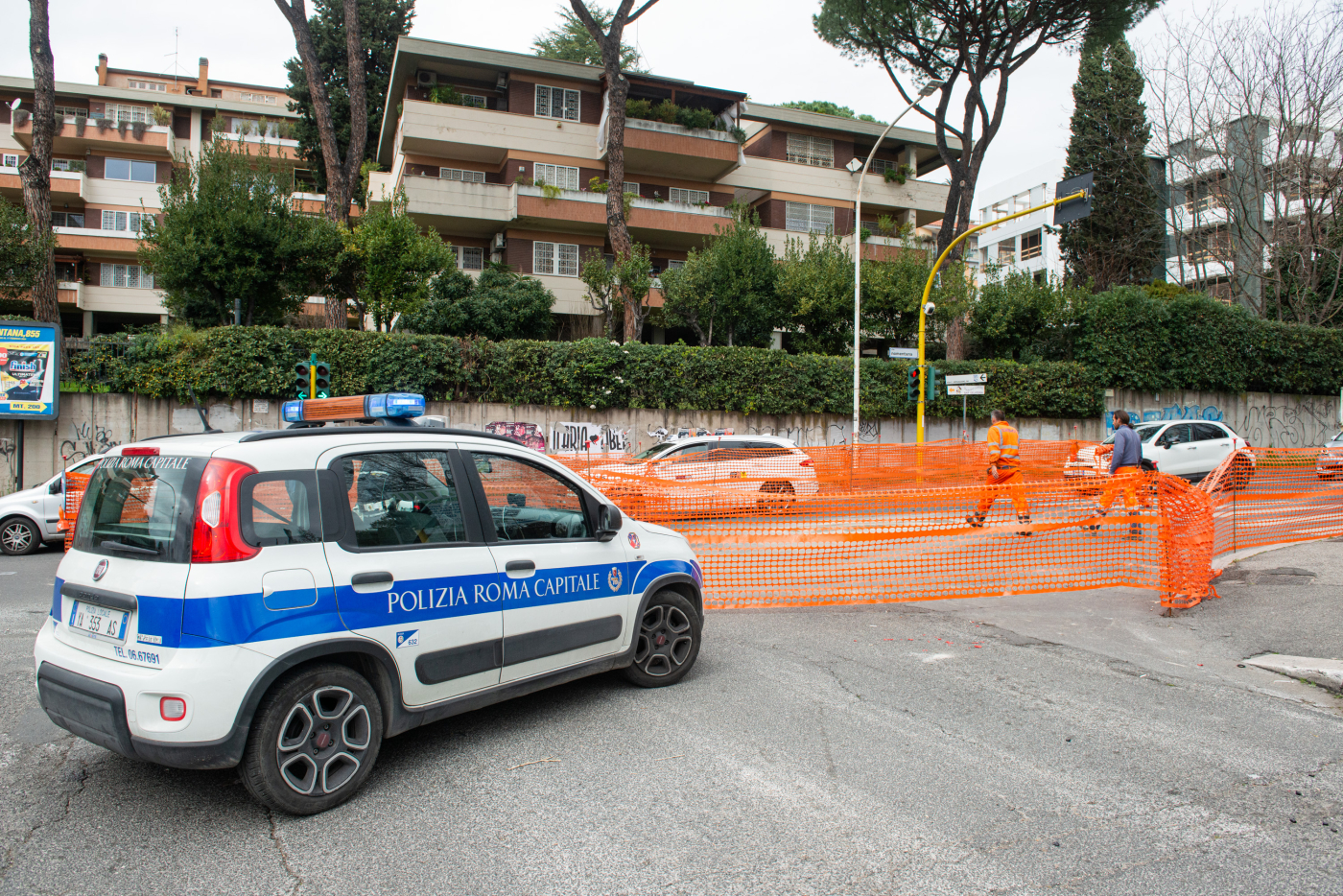 Roma, due bambini lasciati soli in auto sotto il sole: denunciata la madre