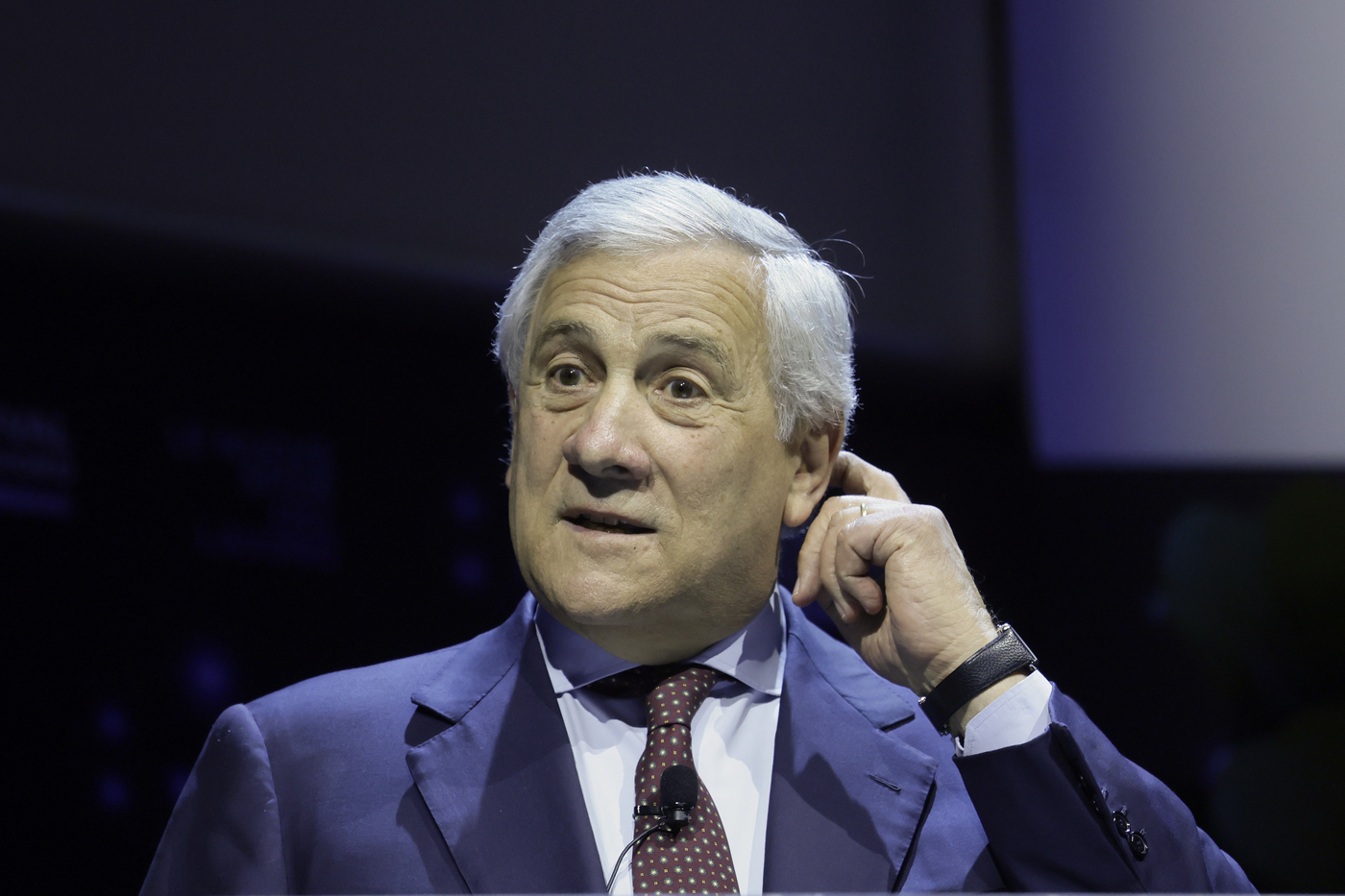 Tajani: “Con più figli meno necessità di immigrati”. Scoppia la polemica Tajani: “Con più figli meno necessità di immigrati”. Scoppia la polemica