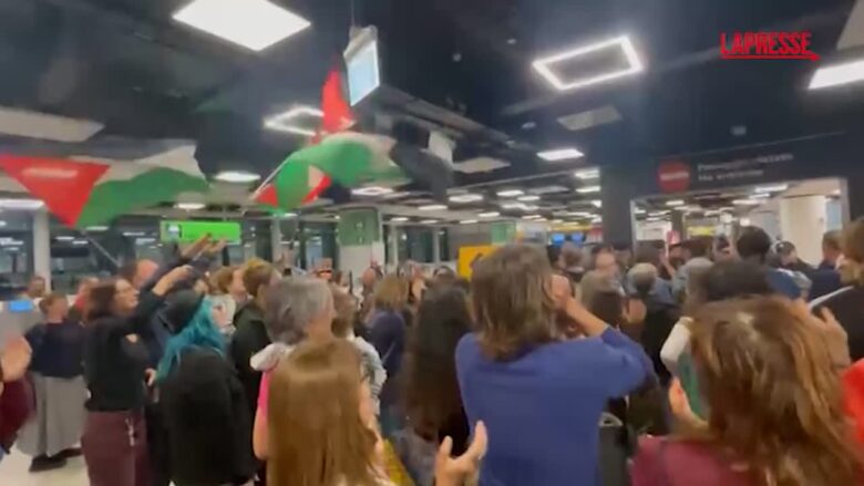 Flotilla, attivisti atterrati la notte scorsa a Fiumicino: "Vissute ore di botte, sevizie e torture"