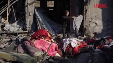 Gaza, attacchi israeliani distruggono due edifici nel centro della città
