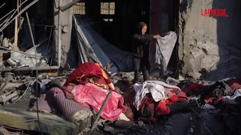 Gaza, attacchi israeliani distruggono due edifici nel centro della città