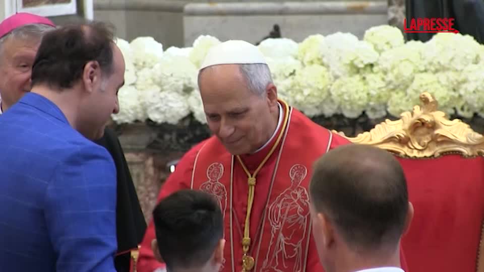 papa leone xiv nella terra dei fuochi nel duomo di acerra il saluto a don patriciello da Lapresse.it papa leone xiv nella terra dei fuochi nel duomo di acerra il saluto a don patriciello