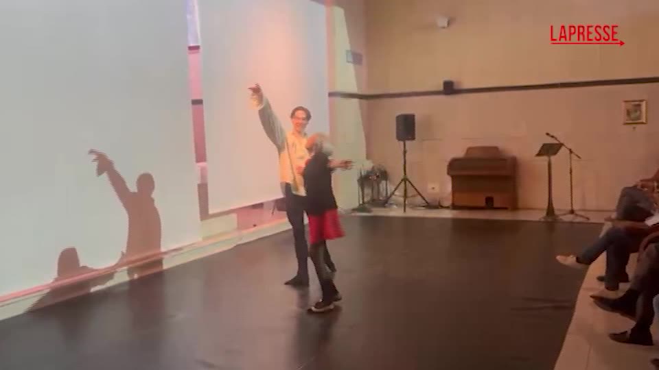 varese ballerino dell opera di vienna si esibisce con ospite rsa laveno da Lapresse.it varese ballerino dell opera di vienna si esibisce con ospite rsa laveno