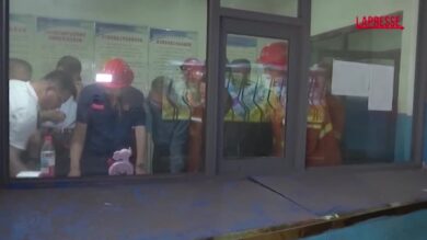Cina, i soccorritori nella miniera dopo l'esplosione. Un ferito: "Non ho sentito rumori, sono svenuto per il fumo"