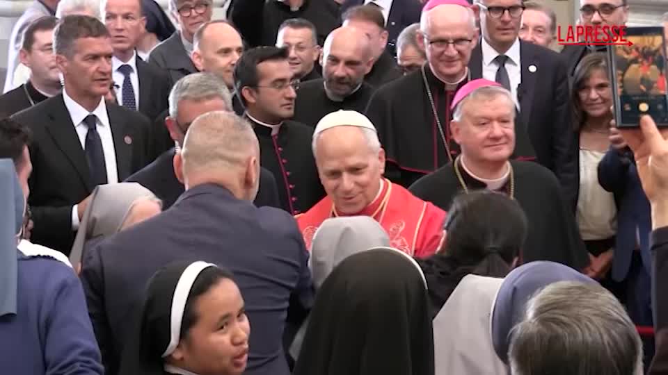 papa leone xiv nella terra dei fuochi l ingresso nel duomo di acerra da Lapresse.it papa leone xiv nella terra dei fuochi l ingresso nel duomo di acerra