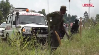 Congo, le sepolture delle vittime di Ebola 'protette' da polizia in tenuta antisommossa