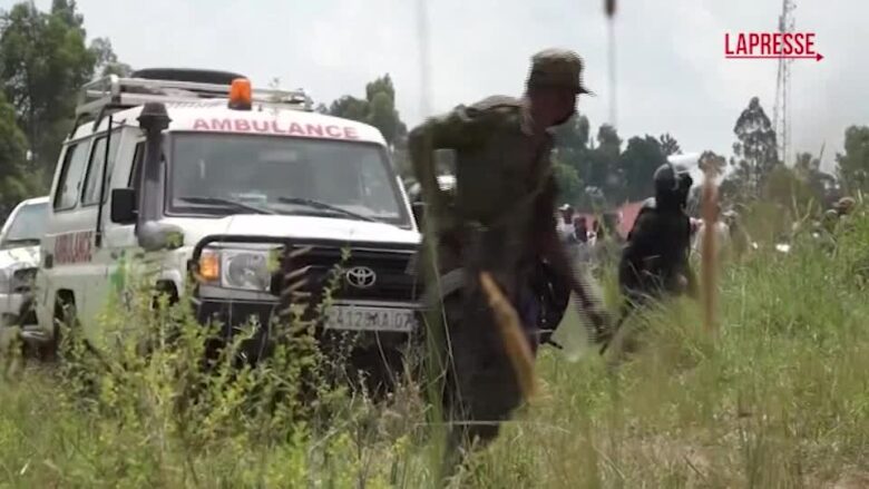 Congo, le sepolture delle vittime di Ebola 'protette' da polizia in tenuta antisommossa