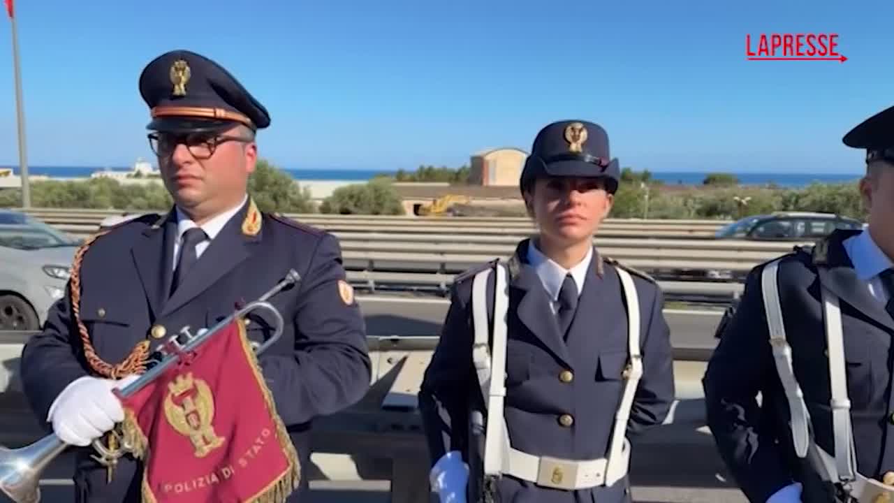 strage capaci la deposizione della corona d alloro presso la stele da Lapresse.it strage capaci la deposizione della corona d alloro presso la stele