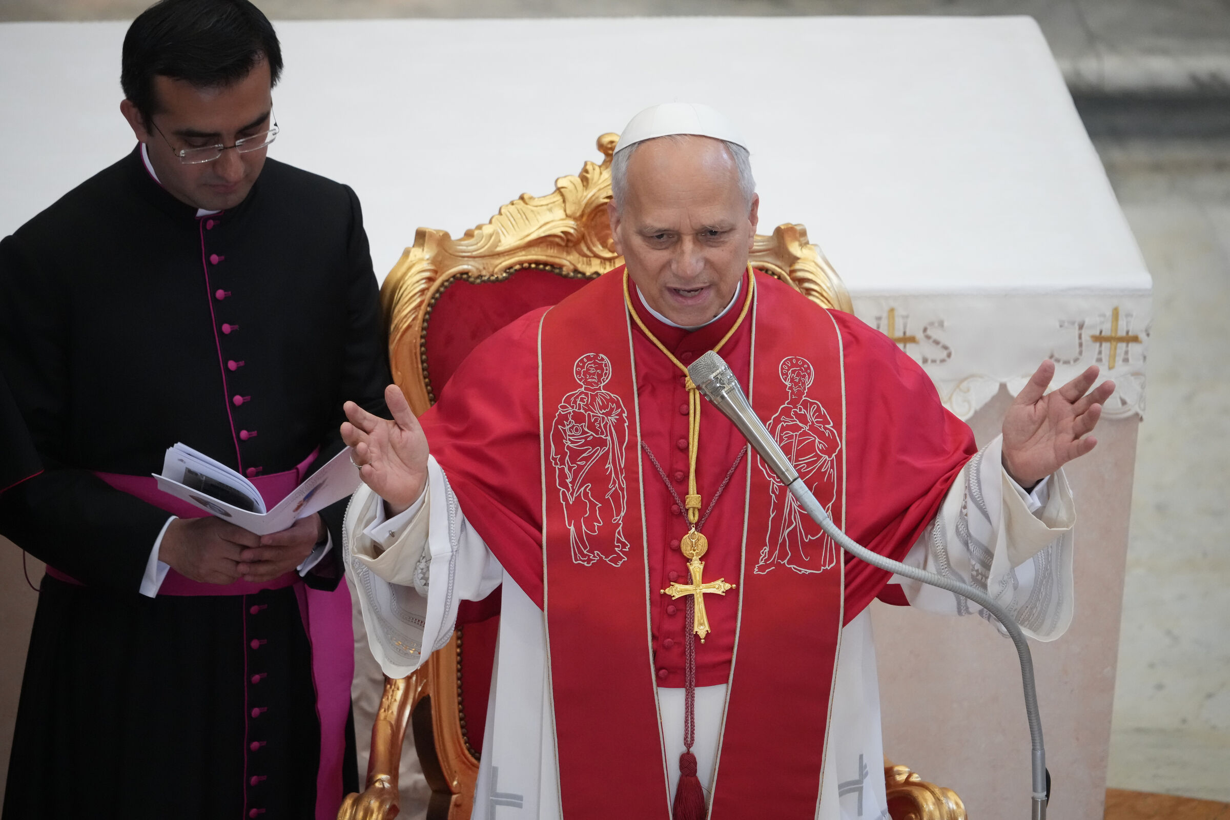 Papa Leone nella Terra dei Fuochi: “Qui per raccogliere le lacrime causate dall’inquinamento ambientale”