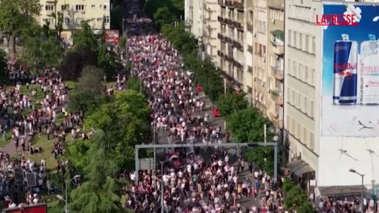 Serbia, a Belgrado migliaia di studenti in piazza contro il governo