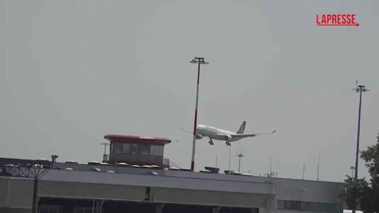 Maldive, il momento dell’atterraggio a Malpensa delle quattro salme dei sub italiani