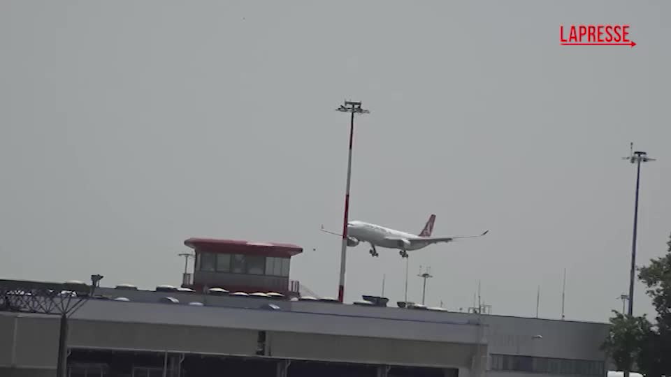 maldive il momento dell8217atterraggio a malpensa delle quattro salme dei sub italiani da Lapresse.it maldive il momento dell8217atterraggio a malpensa delle quattro salme dei sub italiani