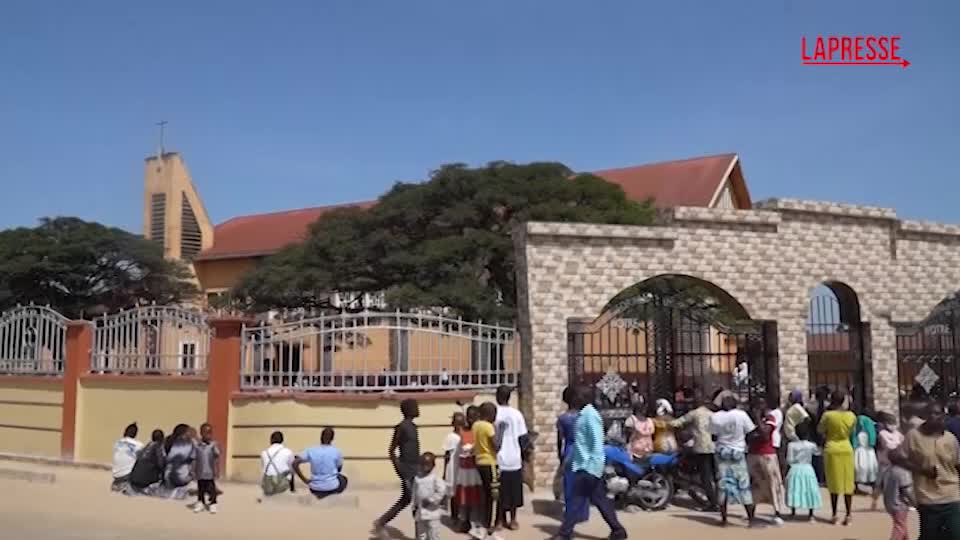 congo nonostante le restrizioni per l ebola i fedeli si riuniscono per una messa a bunia da Lapresse.it congo nonostante le restrizioni per l ebola i fedeli si riuniscono per una messa a bunia