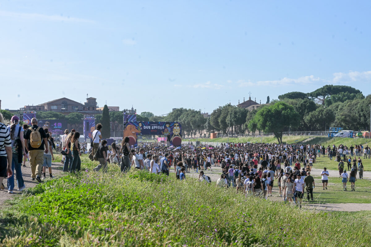 Galleria foto 'Zerocalcare, in migliaia al Circo Massimo per l’anteprima di ‘Due spicci’ – Le foto' - foto 2