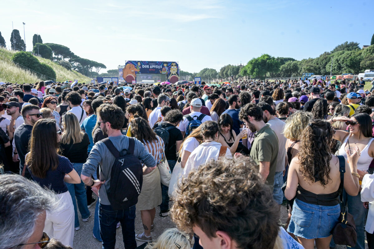 Galleria foto 'Zerocalcare, in migliaia al Circo Massimo per l’anteprima di ‘Due spicci’ – Le foto' - foto 3