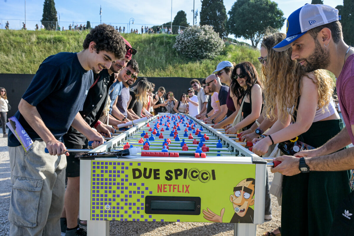 Galleria foto 'Zerocalcare, in migliaia al Circo Massimo per l’anteprima di ‘Due spicci’ – Le foto' - foto 4