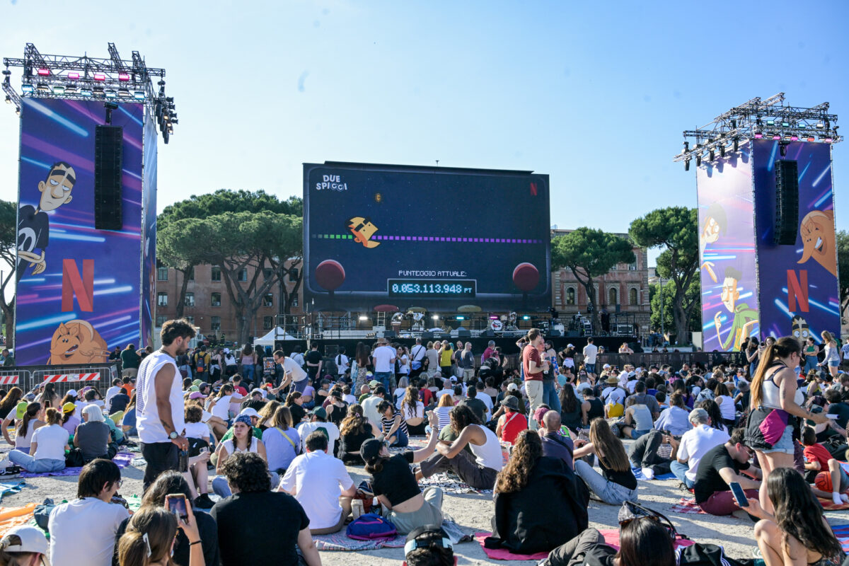 Galleria foto 'Zerocalcare, in migliaia al Circo Massimo per l’anteprima di ‘Due spicci’ – Le foto' - foto 7