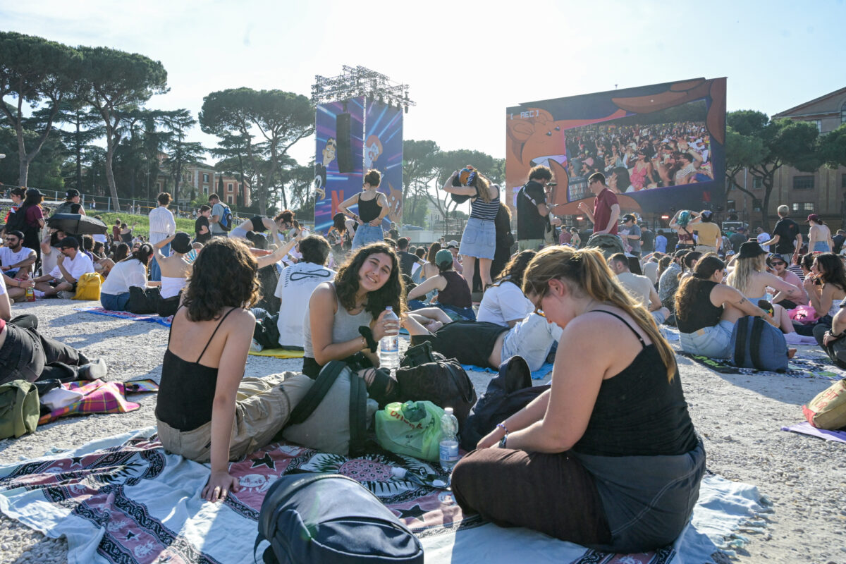 Galleria foto 'Zerocalcare, in migliaia al Circo Massimo per l’anteprima di ‘Due spicci’ – Le foto' - foto 8