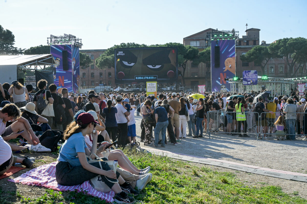 Galleria foto 'Zerocalcare, in migliaia al Circo Massimo per l’anteprima di ‘Due spicci’ – Le foto' - foto 9