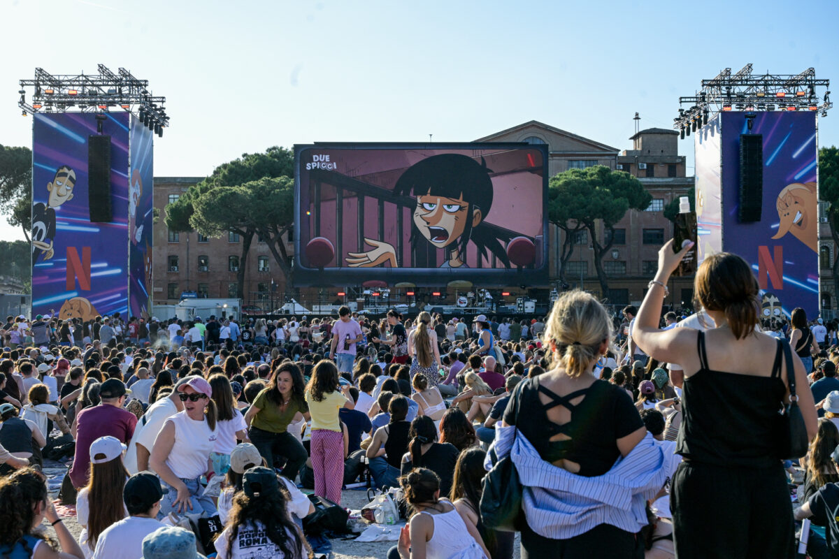 Galleria foto 'Zerocalcare, in migliaia al Circo Massimo per l’anteprima di ‘Due spicci’ – Le foto' - foto 10