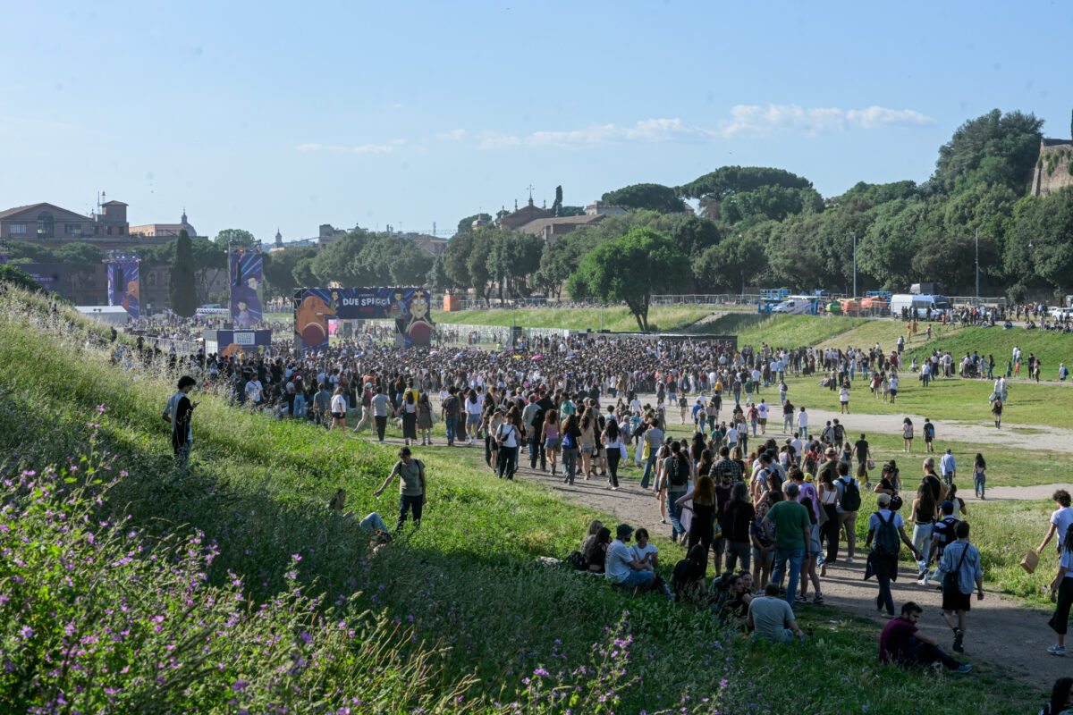 Galleria foto 'Zerocalcare, in migliaia al Circo Massimo per l’anteprima di ‘Due spicci’ – Le foto' - foto 11