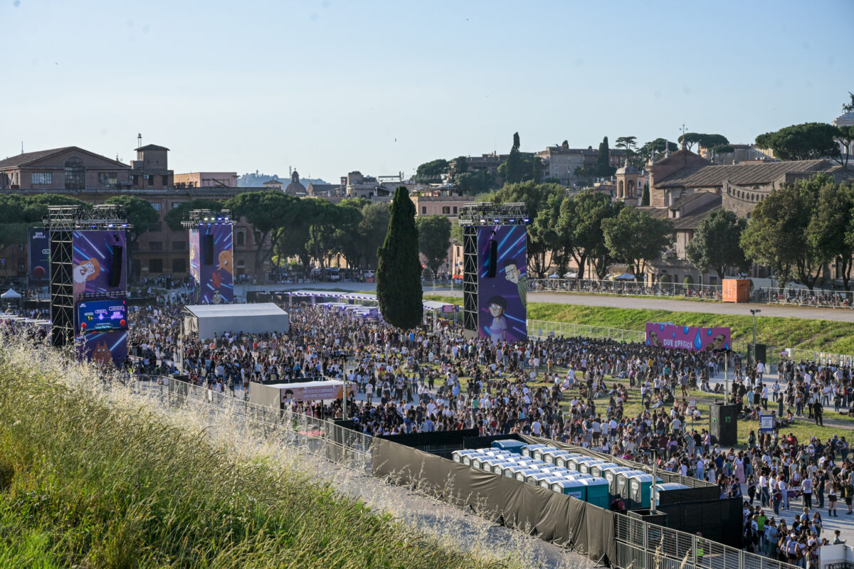 Zerocalcare, in migliaia al Circo Massimo per l’anteprima di ‘Due spicci’ – Le foto