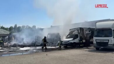 Torino, incendio in un deposito: tre camion distrutti dalle fiamme