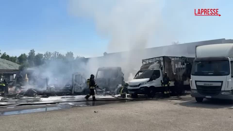 torino incendio in un deposito tre camion distrutti dalle fiamme da Lapresse.it torino incendio in un deposito tre camion distrutti dalle fiamme
