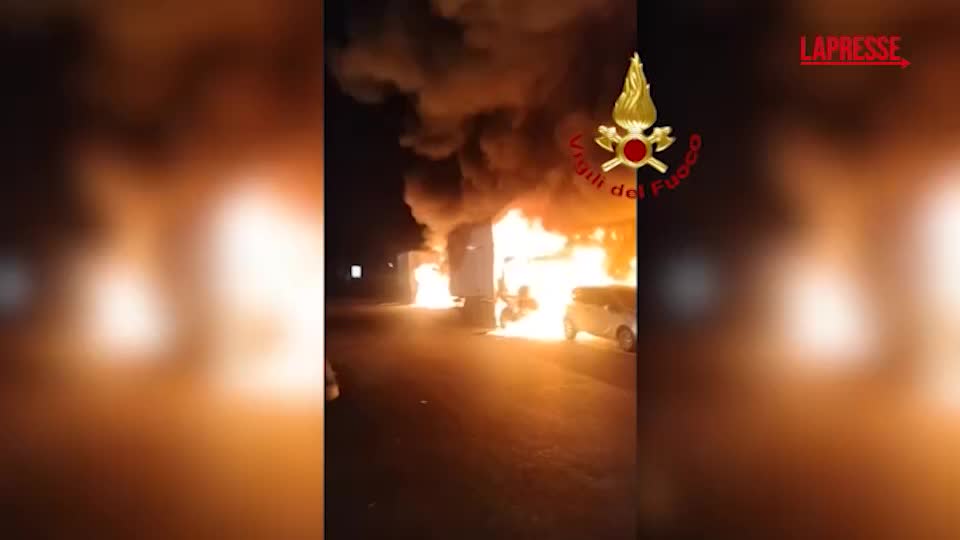 settimo milanese autodemolitore in fiamme le immagini del violento incendio da Lapresse.it settimo milanese autodemolitore in fiamme le immagini del violento incendio