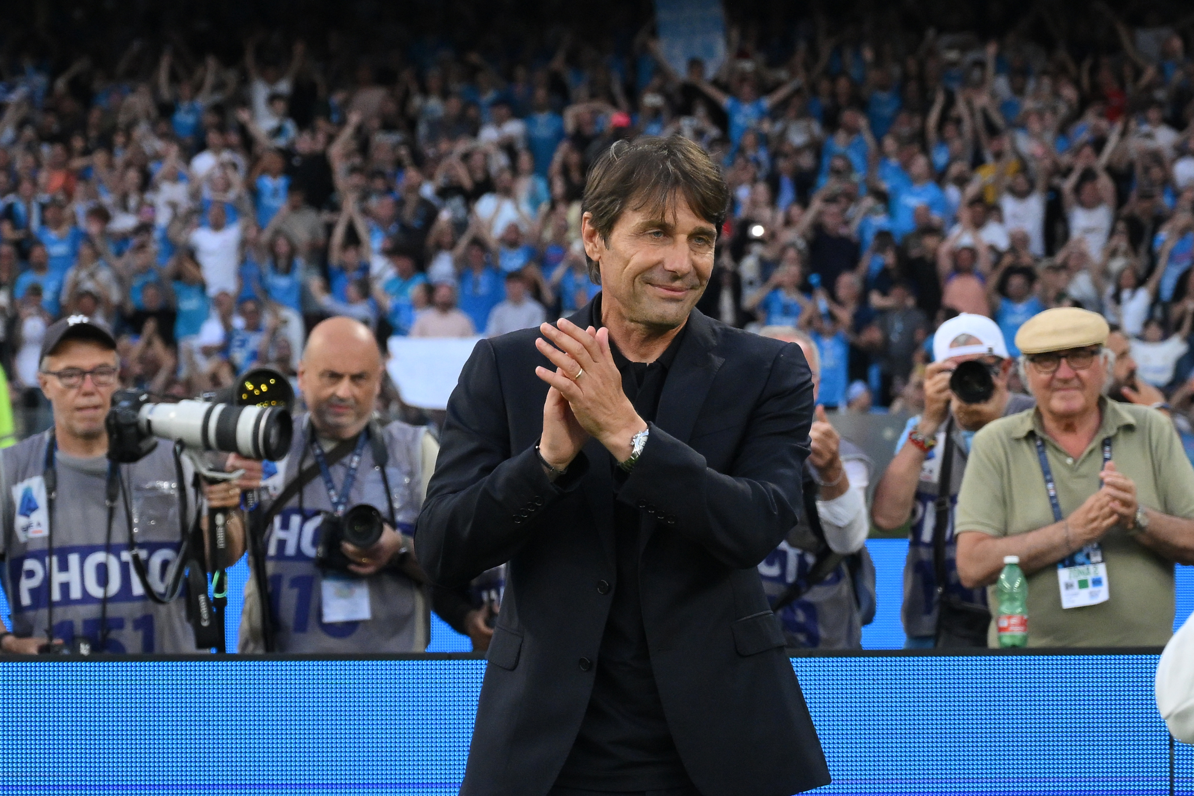 Conte annuncia l’addio al Napoli: “Non sono riuscito a compattare l’ambiente” Conte annuncia l’addio al Napoli: “Non sono riuscito a compattare l’ambiente”