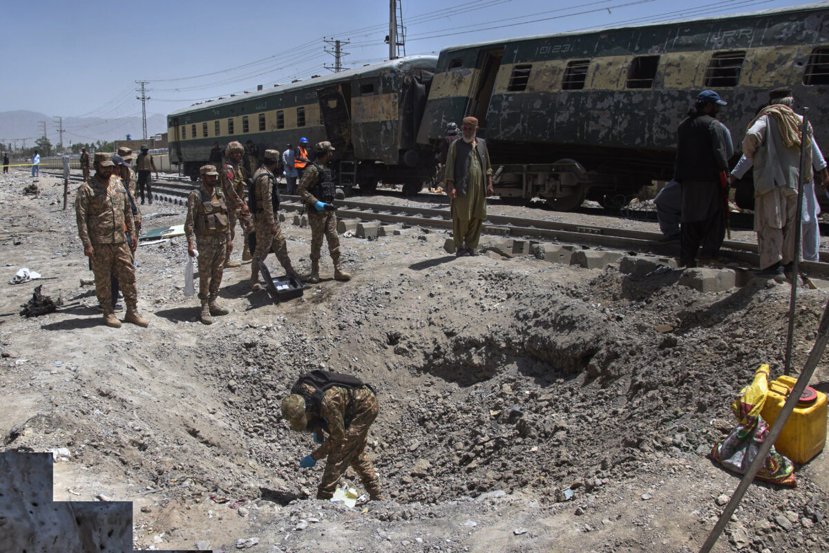 pakistan bomba esplode vicino a un treno muoiono 23 persone da Lapresse.it pakistan bomba esplode vicino a un treno muoiono 23 persone
