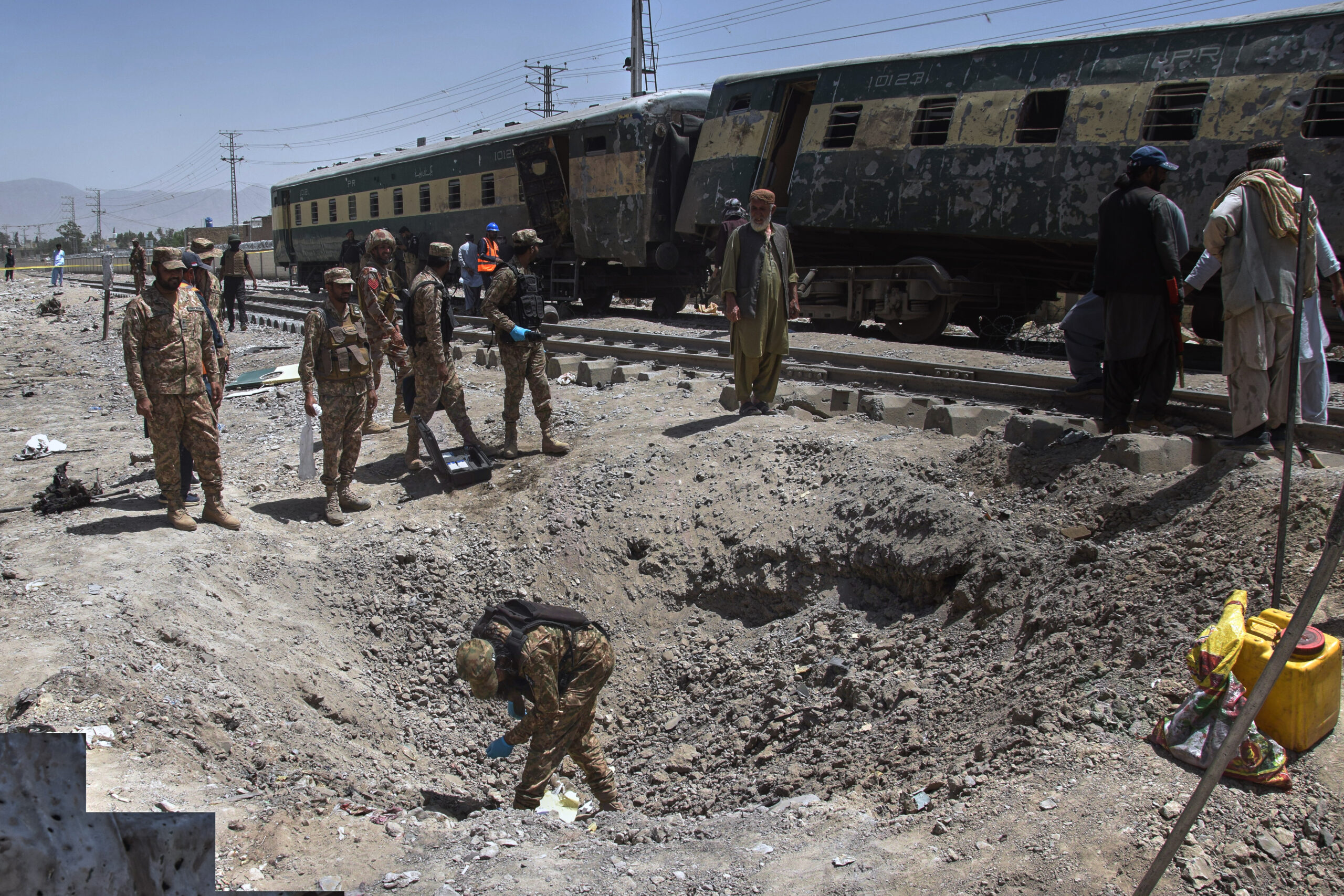 Pakistan, bomba esplode vicino a un treno: muoiono 23 persone Pakistan, bomba esplode vicino a un treno: muoiono 23 persone