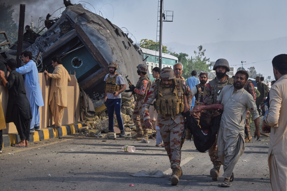 Pakistan, bomba esplode vicino a un treno: muoiono 23 persone Pakistan, bomba esplode vicino a un treno: muoiono 23 persone
