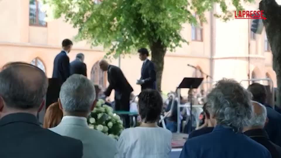 l8217ultimo saluto a carlo petrini migliaia di persone a pollenzo per il fondatore di slow food da Lapresse.it l8217ultimo saluto a carlo petrini migliaia di persone a pollenzo per il fondatore di slow food