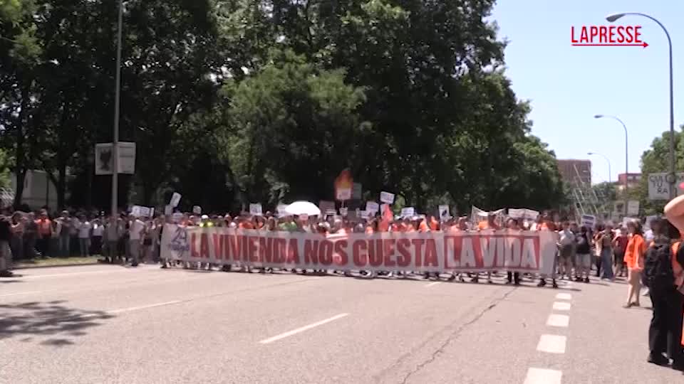 spagna migliaia di persone a madrid in piazza contro il caro alloggi da Lapresse.it spagna migliaia di persone a madrid in piazza contro il caro alloggi