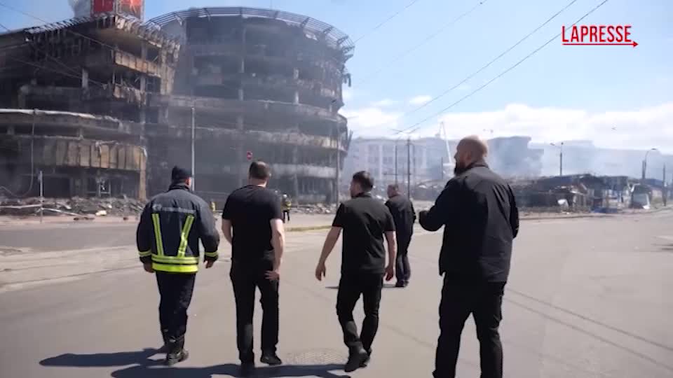 ucraina zelensky visita i luoghi colpiti a kiev la russia attacca obiettivi civili da Lapresse.it ucraina zelensky visita i luoghi colpiti a kiev la russia attacca obiettivi civili