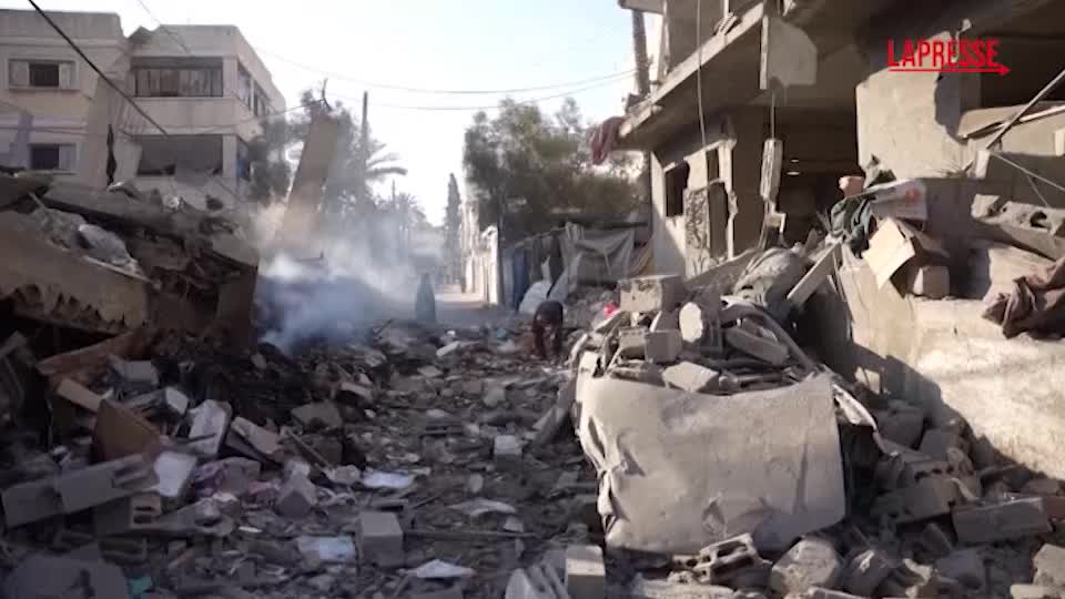 gaza raid di israele a deir al balah abitanti scavano tra le macerie da Lapresse.it gaza raid di israele a deir al balah abitanti scavano tra le macerie
