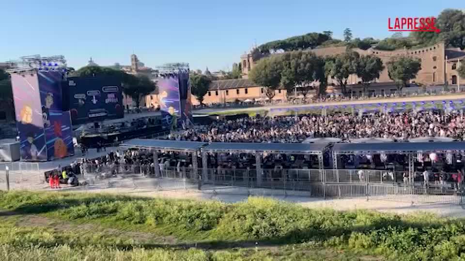 in migliaia al circo massimo per zerocalcare meglio della politica da Lapresse.it in migliaia al circo massimo per zerocalcare meglio della politica