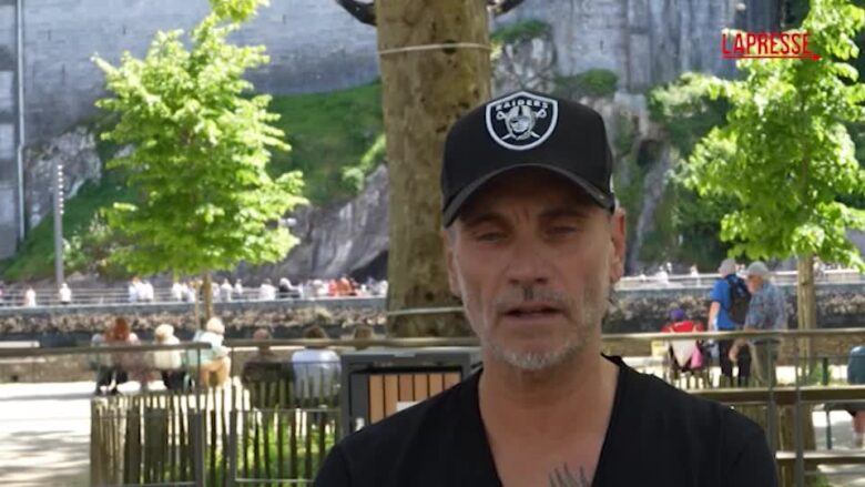 Nek a Lourdes con i militari: "Tutti chiamati a essere sentinelle di pace"